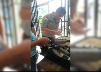 Tangkapan layar-Tim penyidik Mabes Polri memeriksa senjata api yang dibeli Anton Gobay dari Danao City, Filipina yang disimpan dalam tas koper, Videp Humas Polri, Jumat (13/1/2023). (ANTARA/HO-Divisi Humas Polri)