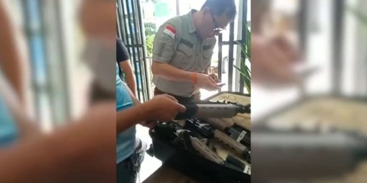 Tangkapan layar-Tim penyidik Mabes Polri memeriksa senjata api yang dibeli Anton Gobay dari Danao City, Filipina yang disimpan dalam tas koper, Videp Humas Polri, Jumat (13/1/2023). (ANTARA/HO-Divisi Humas Polri)