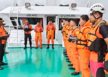 Tim SAR sesaat sebelum melakukan pencarian menggunakan KN Sasikirana di Pelabuhan Penagi, Natuna, Kepri, Ahad (8/1/2023). (ANTARA/HO KPP Natuna/Cherman)