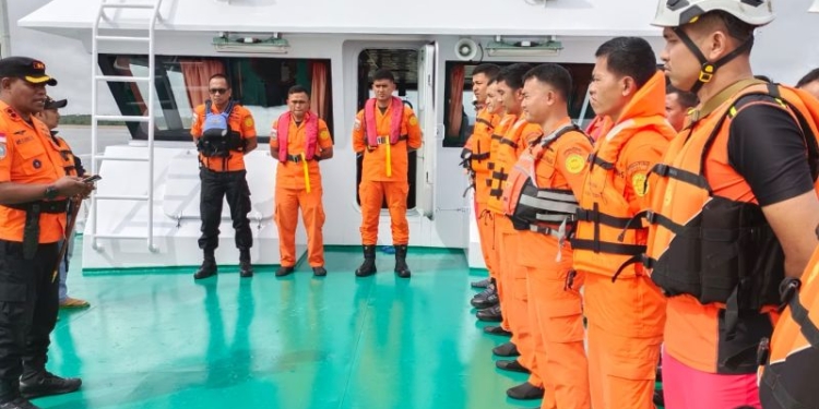 Tim SAR sesaat sebelum melakukan pencarian menggunakan KN Sasikirana di Pelabuhan Penagi, Natuna, Kepri, Ahad (8/1/2023). (ANTARA/HO KPP Natuna/Cherman)