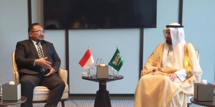 Menteri Agama RI Yaqut Cholil Qoumas (kiri) bertemu dengan Menteri Haji dan Umrah Arab Saudi Tawfiq F Al Rabiah di Kota Jeddah, Arab Saudi, Ahad (8/1/2023). (ANTARA/HO-Kemenag)