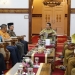 Penjabat Gubernur Aceh, Achmad Marzuki didampingi Kadis Pendidikan Aceh, Alhudri, saat menerima kunjungan silaturahmi Rektor ISBI Aceh beserta rombongan di Meuligoe Gubernur Aceh, Banda Aceh, Senin (9/1/2023). (Dok. Humas Pemerintah Aceh)