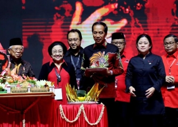 Ketua Umum PDI Perjuangan Megawati Soekarnoputri (kedua dari kiri) bersama Presiden Joko Widodo saat perayaan HUT partai tersebut ke-50 tahun beberapa waktu lalu. ANTARA/HO-PDI Perjuangan