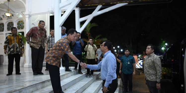 Penjabat Gubernur Aceh Achmad Marzuki saat menyambut kedatangan Gubernur Lemhannas RI Andi Widjajanto beserta rombongan pada acara jamuan makan malam di Meuligoe Gubernur Aceh, Banda Aceh, Minggu (15/1/2023). (Dok. Humas Pemerintah Aceh)