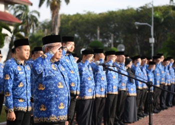 Sekda Aceh Bustami, saat menjadi Inspektur Upacara Gabungan yang diikuti oleh para Kepala SKPA/Biro beserta para Pejabat Eselon III, Eselon IV dan pejabat Fungsional di Halaman Kantor Gubernur Aceh, Banda Aceh, Selasa (17/1/2023). (Humas Pemerintah Aceh)