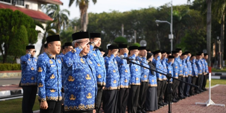 Sekda Aceh Bustami, saat menjadi Inspektur Upacara Gabungan yang diikuti oleh para Kepala SKPA/Biro beserta para Pejabat Eselon III, Eselon IV dan pejabat Fungsional di Halaman Kantor Gubernur Aceh, Banda Aceh, Selasa (17/1/2023). (Humas Pemerintah Aceh)