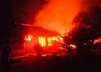 Gedung FISIP Universitas Satya Wiyata Mandala (USWIM) Nabire, Kabupaten Nabire, Senin malam (16/1) terbakar. (ANTARA/HO/Humas Polda Papua)