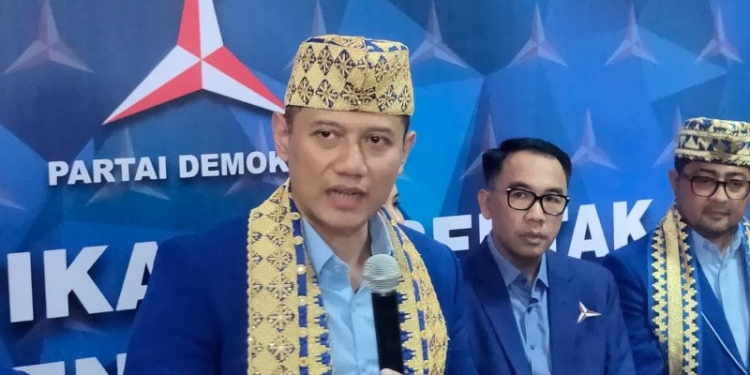 Ketua Umum DPP Partai Demokrat Agus Harimurti Yudhoyono (AHY), saat memberi keterangan pada awak media. Bandarlampung, Rabu, (18/1/2023). (ANTARA/Dian Hadiyatna)