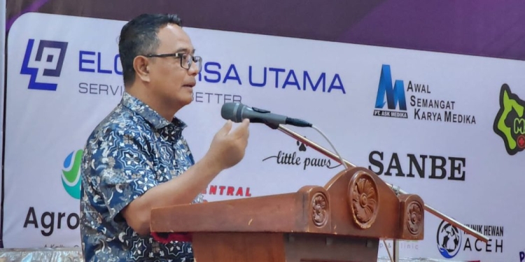 Kepala Dinas Peternakan Aceh Zalsufran, saat membacakan sambutan Penjabat Gubernur Aceh, pada Musyawarah Anggota PDHI Cabang Aceh, di Aula Amel Convention Center, Sabtu (21/1/2023). (Dok. Humas Pemerintah Aceh)