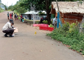 Penyidik Polresta Jayapura Kota melaksanakan olah tempat kejadian perkara (TKP) di pinggiran jalan dekat tempat tinggal Victor Mambor, Senin (23/1) (ANTARA/HO-Humas Polresta Jayapura Kota)