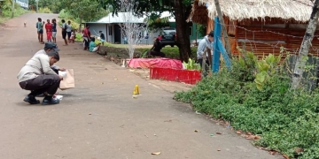 Penyidik Polresta Jayapura Kota melaksanakan olah tempat kejadian perkara (TKP) di pinggiran jalan dekat tempat tinggal Victor Mambor, Senin (23/1) (ANTARA/HO-Humas Polresta Jayapura Kota)