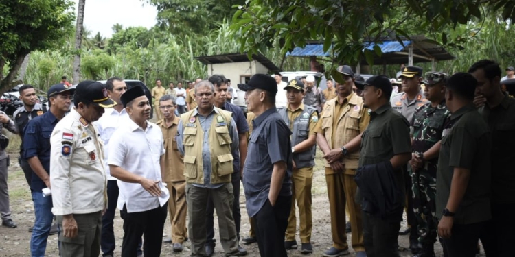 Pj Gubernur Aceh, Achmad Marzuki, saat meninjau lokasi bencana banjir di Gampong Kandang Kecamatan Samalanga Bireuen, Selasa (24/1/2023). (Dok. Humas Pemerintah Aceh)