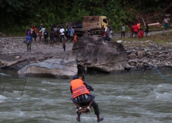 Jembatan Sling terpaksa digunakan untuk proses pencarian anggota Polres Pegunungan Bintang yang terjatuh di sungai Digul, setelah pohon tempat diikatnya jembatan gantung tumbang. (ANTARA/HO/Humas Polda Papua)