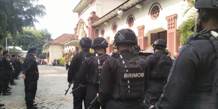 Petugas Kepolisian berjaga di PN Surabaya, Jawa Timur, Senin (16/1/2023). (ANTARA/Indra Setiawan)