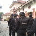 Petugas Kepolisian berjaga di PN Surabaya, Jawa Timur, Senin (16/1/2023). (ANTARA/Indra Setiawan)