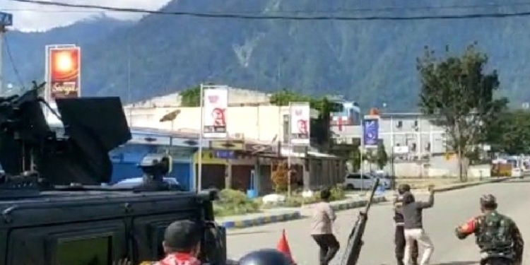 Aparat keamanan saat berupaya membubarkan massa pendukung Gubernur Lukas Enembe yang ditangkap KPK saat hendak masuk ke Bandara Sentani. (ANTARA/HO-Dokpri)