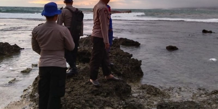 Polisi Air dan Udara Polres Garut melakukan pengamanan di wilayah kapal terdampar di Pantai Rancabuaya, Kabupaten Garut, Jawa Barat, Selasa (10/1/2023). ANTARA/HO-Satpol Airud Polres Garut