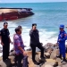 Polisi Air dan Udara Polres Garut dan unsur petugas lainnya memantau kondisi kapal yang karam di wilayah Pantai Rancabuaya, Kabupaten Garut, Jawa Barat. ANTARA/HO-Satpol Airud Garut