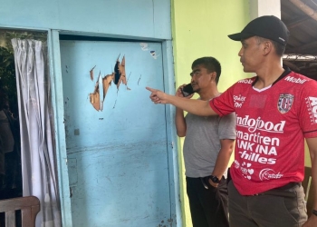 Polisi menunjukkan kerusakan sebuah rumah di Semarang akibat aksi segerombolan orang pada Minggu (15/1/2023). ANTARA/ HO-Polsek Candisari