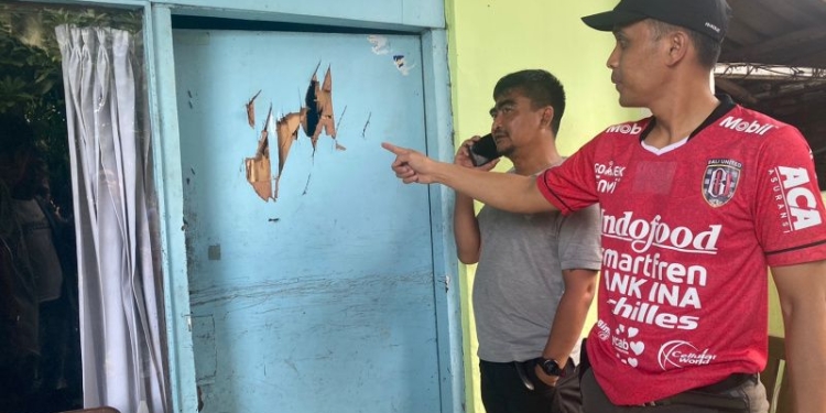 Polisi menunjukkan kerusakan sebuah rumah di Semarang akibat aksi segerombolan orang pada Minggu (15/1/2023). ANTARA/ HO-Polsek Candisari
