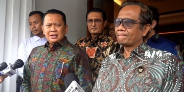 Tangkapan layar - Ketua MPR RI Bambang Soesatyo (kiri) dan Menkopolhukam Mahfud MD saat memberikan keterangan di Kantor Kemenkopolhukam RI, Jakarta, Selasa (31/1/2023). (ANTARA/Tri Meilani Ameliya)