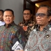 Tangkapan layar - Ketua MPR RI Bambang Soesatyo (kiri) dan Menkopolhukam Mahfud MD saat memberikan keterangan di Kantor Kemenkopolhukam RI, Jakarta, Selasa (31/1/2023). (ANTARA/Tri Meilani Ameliya)