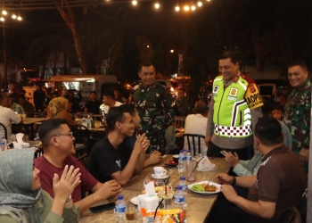 Kapolda Aceh, Irjen Ahmad Haydar menyapa pengunjung warung kopi pada saat malam tahun baru di Banda Aceh, Sabtu (31/12/2022). (Dok. Humas Polda Aceh)