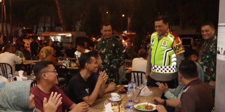 Kapolda Aceh, Irjen Ahmad Haydar menyapa pengunjung warung kopi pada saat malam tahun baru di Banda Aceh, Sabtu (31/12/2022). (Dok. Humas Polda Aceh)