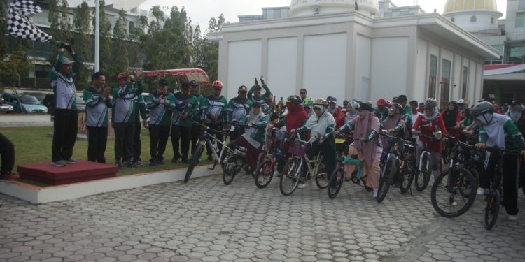 Pelepasan ratusan peserta Weng Itangen Kerukunan Kanwil Kemenag Aceh, Minggu (1/1/2023). (Dok. Kanwil Kemenag Aceh)