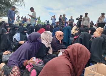 Kondisi 184 imigran Rohingya yang terdampar di Pantai Kuala Gigeng Lamnga, Kecamatan Masjid Raya, Kabupaten Aceh Besar, Minggu (8/1/2023). (Dok. Polisi)