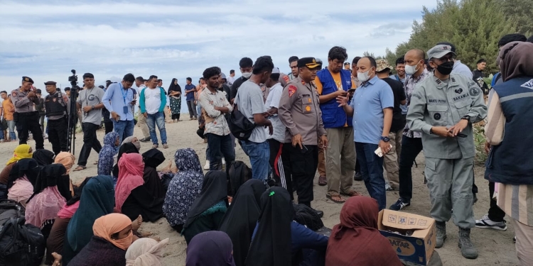Kondisi 184 imigran Rohingya yang terdampar di Pantai Kuala Gigeng Lamnga, Kecamatan Masjid Raya, Kabupaten Aceh Besar, Minggu (8/1/2023). (Dok. Polisi)