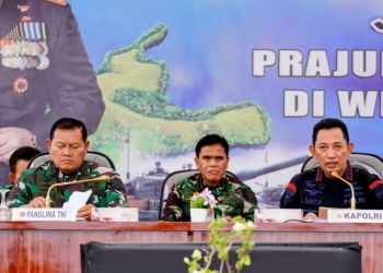 Kapolri Jenderal Pol. Listyo Sigit Prabowo dan Panglima TNI Laksamana Yudo Margono dalam kunjungan kerjanya memberikan arahan kepada personel TNI-Polri di Provinsi Papua, Senin (9/1/2023). (ANTARA/HO-Divisi Humas Polri)