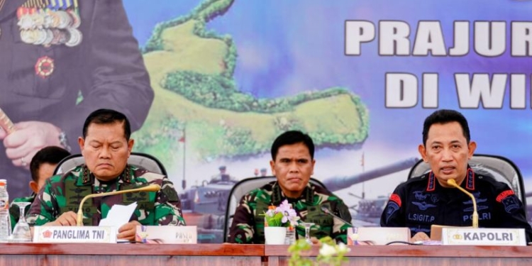 Kapolri Jenderal Pol. Listyo Sigit Prabowo dan Panglima TNI Laksamana Yudo Margono dalam kunjungan kerjanya memberikan arahan kepada personel TNI-Polri di Provinsi Papua, Senin (9/1/2023). (ANTARA/HO-Divisi Humas Polri)