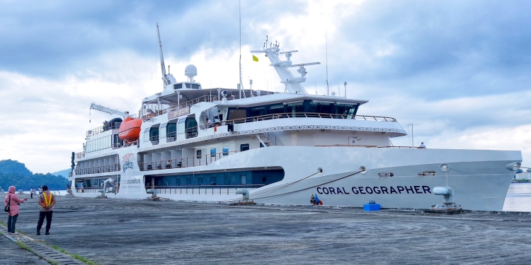 Kapal pesiar MV. Coral Geographer merapat ke Pelabuhan CT-3 Sabang, Jumat (13/1/2023). (Dok. Humas Kota Sabang).