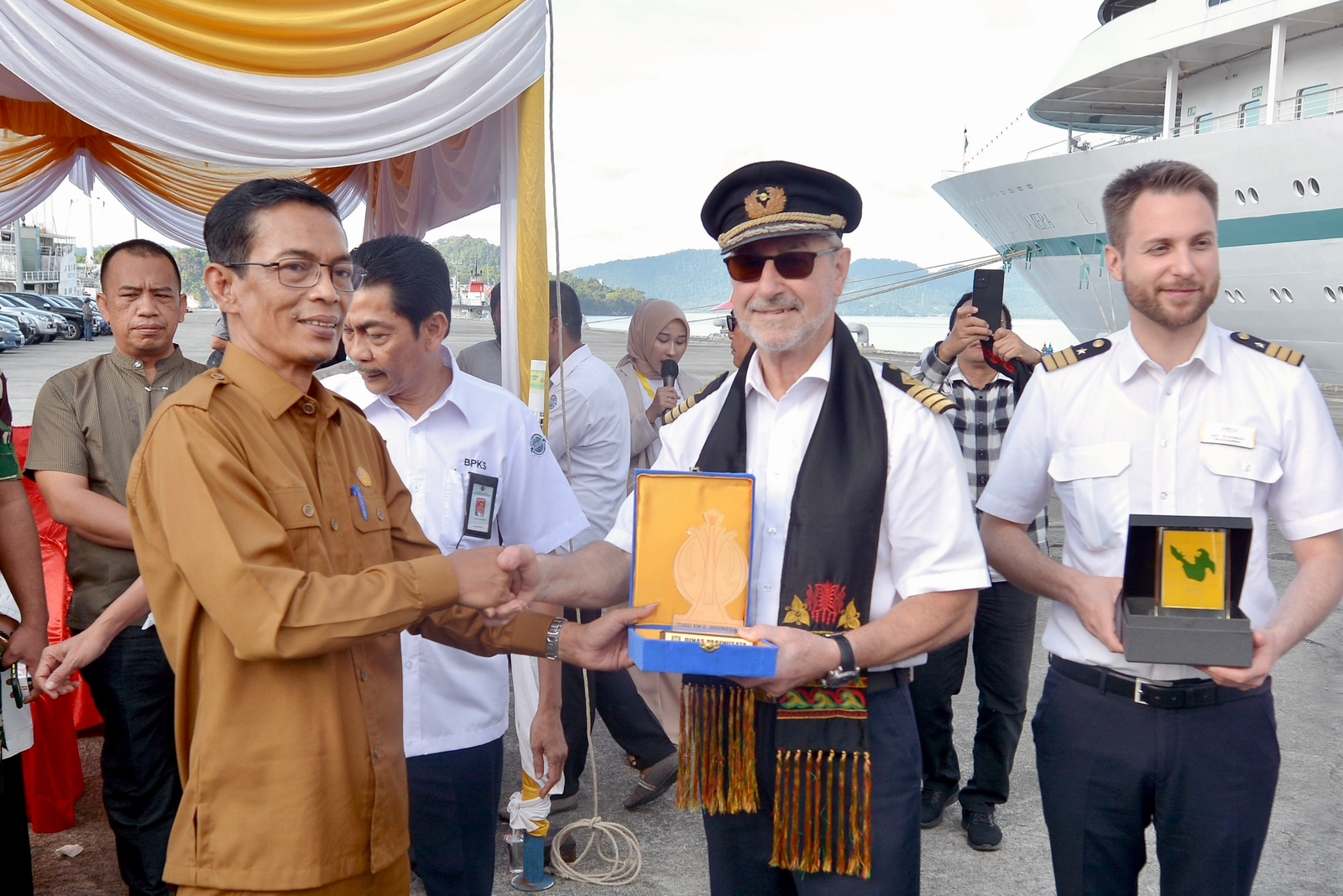 Plt Kepala Dinas Pariwisata Sabang Faisal Azwar, menyerahkan cendera mata kepada kapten kapal MS Amera. (Dok. Humas Kota Sabang)