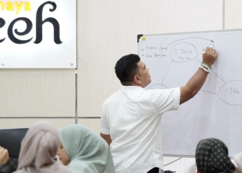 Kadisbudpar Aceh, Almuniza Kamal memimpin rapat persiapan Pekan Kebudayaan Aceh (PKA) ke VIII di ruang rapat Disbudpar Aceh, Rabu (18/1/2023). (Dok. Disbudpar Aceh)
