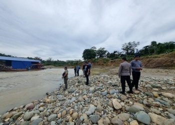 Tim Subdit IV Tipidter Ditreskrimsus Polda Aceh saat mengamankan tujuh orang WNA yang diduga kuat melakukan tindak pidana Minerba di Aceh Barat, Selasa (17/1/2023). (Dok. Polisi)