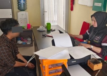 Pelaku pelecehan seksual (sodomi) berinisial FB (24) terhadap anak di bawah umur di Lampeuneurut Ujong Blang, Kecamatan Darul Imarah, Kabupaten Aceh Besar, Rabu (18/1/2023). (Dok. Polda Aceh)