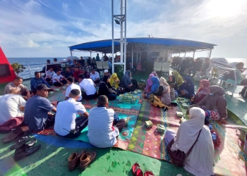 Suasana mengenang 27 tahun karamnya KMP Gurita, para ahli waris dan masyarakat melakukan doa bersama dan tabur bunga di atas kapal KMP BRR, Kamis (19/12023). (Dok. Ist)