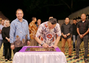 Pj Wali Kota Sabang, Reza Fahlevi meresmikan Gampong Aceh, Selasa (24/1/2023) malam. (Dok. Humas Kota Sabang)