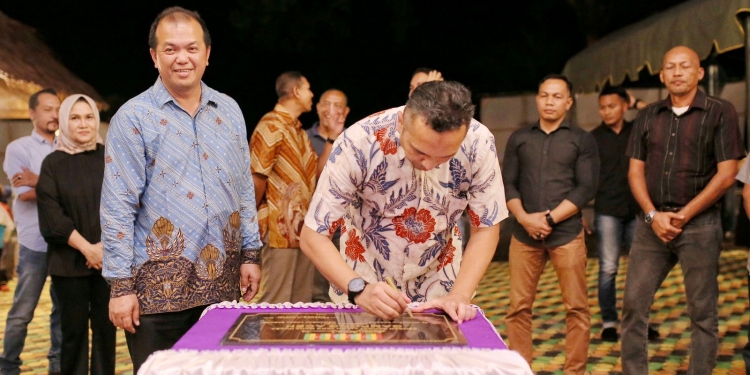 Pj Wali Kota Sabang, Reza Fahlevi meresmikan Gampong Aceh, Selasa (24/1/2023) malam. (Dok. Humas Kota Sabang)