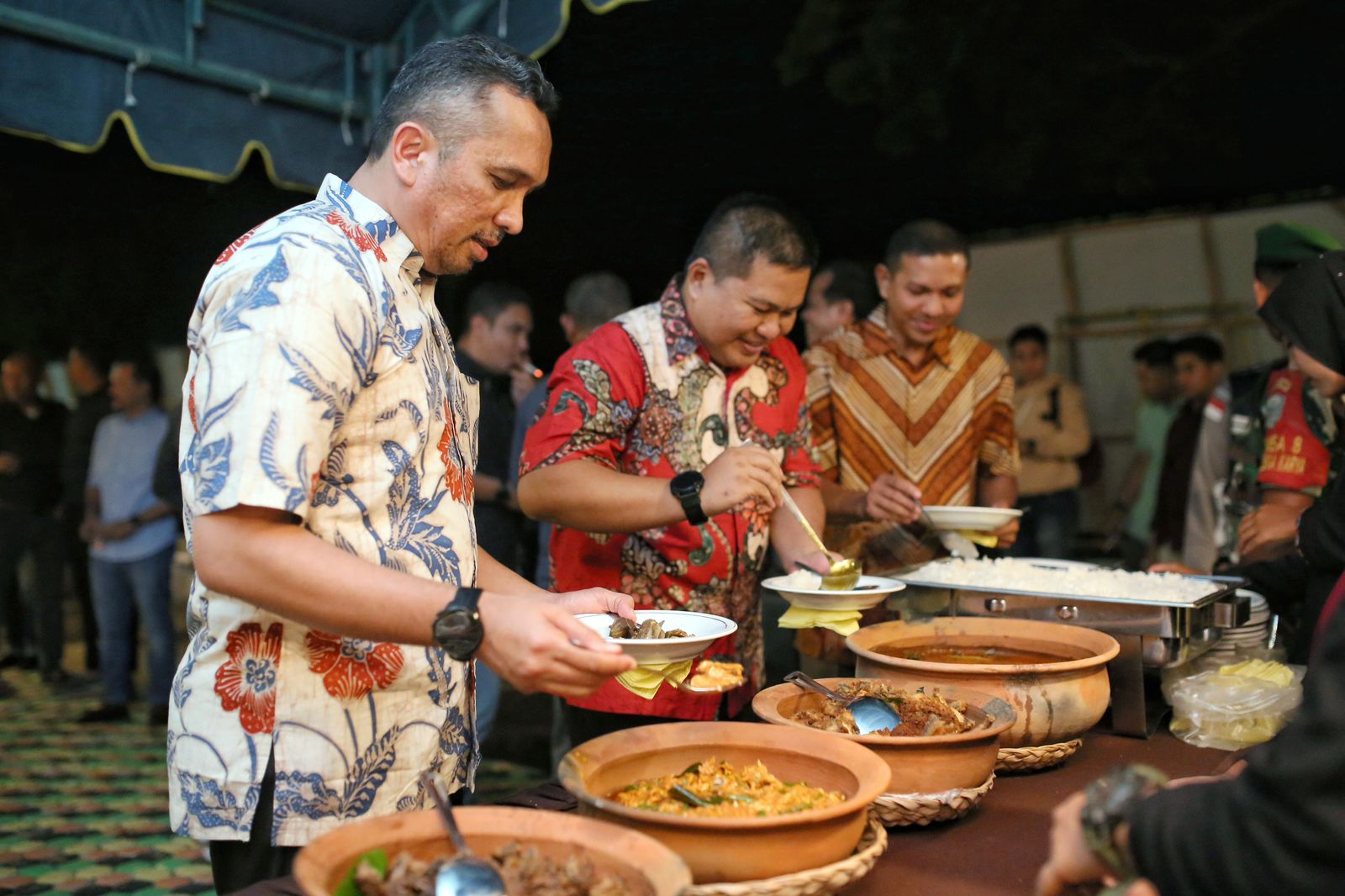 Pj Wali Kota Sabang, Reza Fahlevi mencicipi ragam kuliner di Gampong Aceh, Selasa (24/1/2023) malam. (Dok. Humas Kota Sabang)