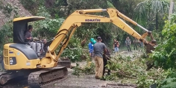 Alat berat bersihkan badan jalan dari material longsor di Sabang. (Dok. Humas Kota Sabang)