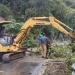 Alat berat bersihkan badan jalan dari material longsor di Sabang. (Dok. Humas Kota Sabang)