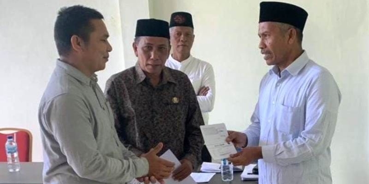 Sekretaris Daerah Kabupaten Aceh Barat, Marhaban didampingi sejumlah pejabat menyerahkan bantuan kepada perwakilan pelaku UMKM di Aceh Barat, sebagai upaya mengendalikan laju inflasi di daerah, Senin (2/1/2023). (ANTARA/HO-Dok Pemkab Aceh Barat)