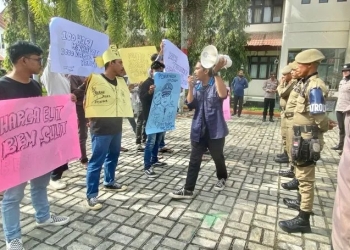 Mahasiswa yang tergabung dalam Solidaritas Mahasiswa Bela Pendidikan (Sombep) melancarkan aksi unjuk rasa ke Kantor Bupati Aceh Barat, guna menyampaikan sejumlah persoalan yang terjadi di daerah ini. (ANTARA/Teuku Dedi Iskandar)