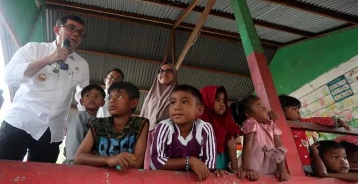 Pj Wali Kota Banda Aceh Bakri Siddiq saat mengunjungi anak-anak di Gampong Jawa, Banda Aceh, Jumat (20/1/2023) (ANTARA FOTO/Irwansyah Putra)