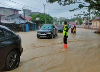 Petugas lalu lintas Polres Pijay sedang mengatur jalan nasional Banda Aceh- Medan. (ANTARA/ HO)
