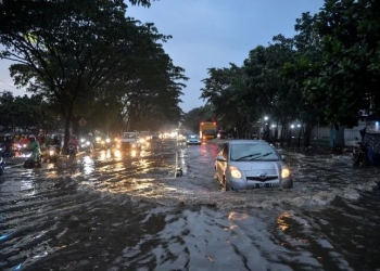 Arsip Foto. Hujan menimbulkan genangan di Jalan Soekarno-Hatta, Gedebage, Bandung, Jawa Barat, Rabu (18/1/2023). (ANTARA FOTO/RAISAN AL FARISI)
