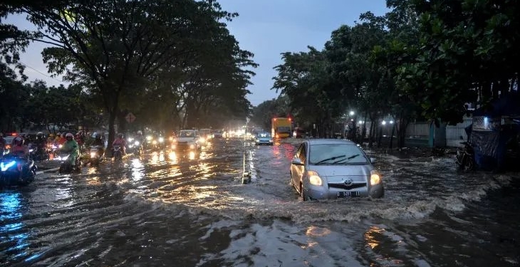 Arsip Foto. Hujan menimbulkan genangan di Jalan Soekarno-Hatta, Gedebage, Bandung, Jawa Barat, Rabu (18/1/2023). (ANTARA FOTO/RAISAN AL FARISI)